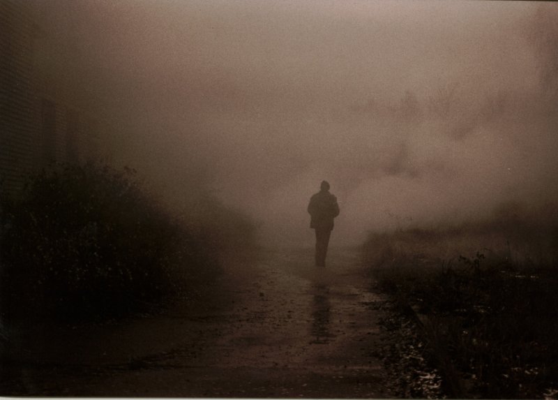 Человек уходящий в туман
