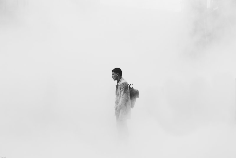 Одинокая девушка в тумане