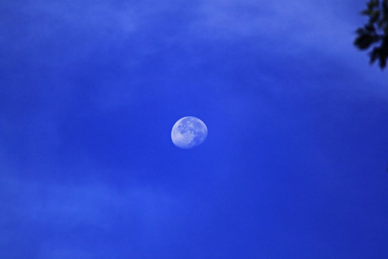 Голубое небо с луной