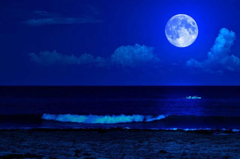 Ночь Луна небо в синих тонах