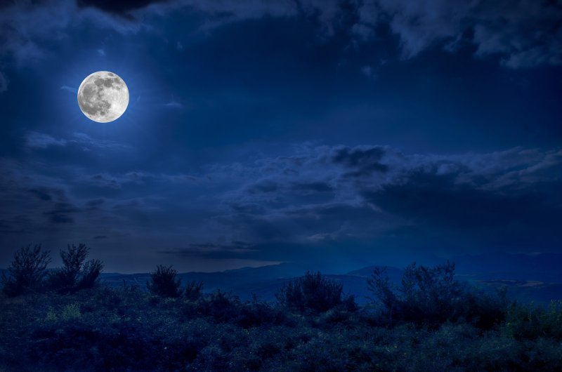 Полная Луна на голубом небе
