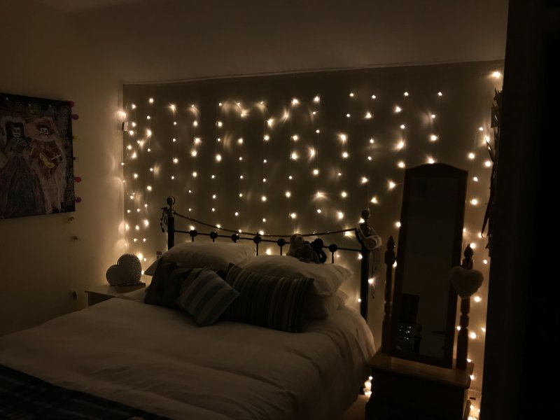 Красивая кровать ночью