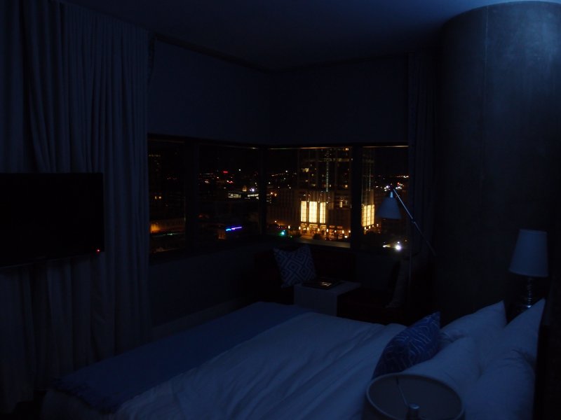 Комната с кроватью в темноте