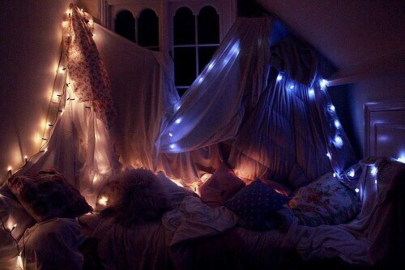 Уютная комната с фонариками