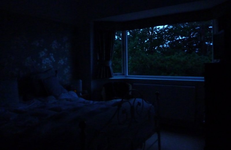 Кровать в полумраке