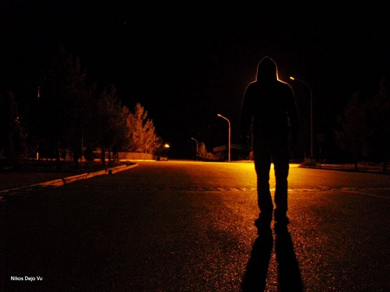 Мужчина в темноте на улице
