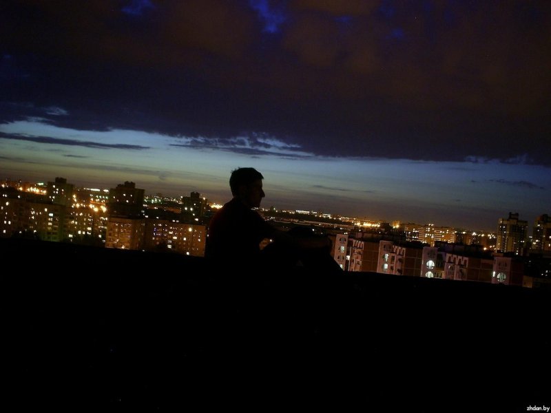 Человек на крыше ночью