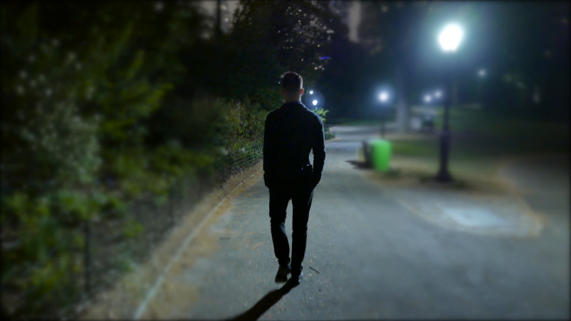 Человек в ночном городе
