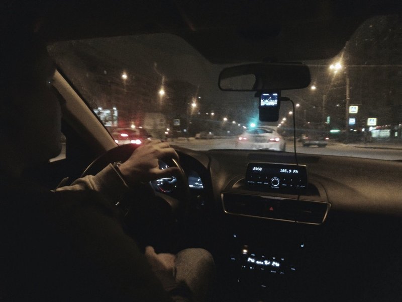 Парень в машине ночью