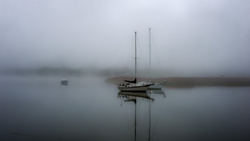Весельная лодка в тумане