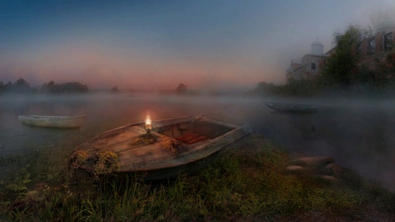 Картина лодка в тумане