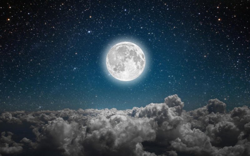 Луна на фоне неба
