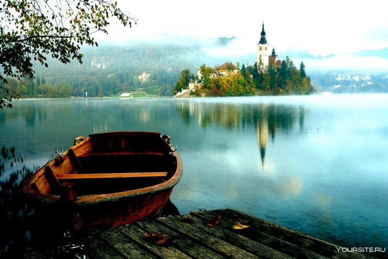 Деревянная лодка в тумане