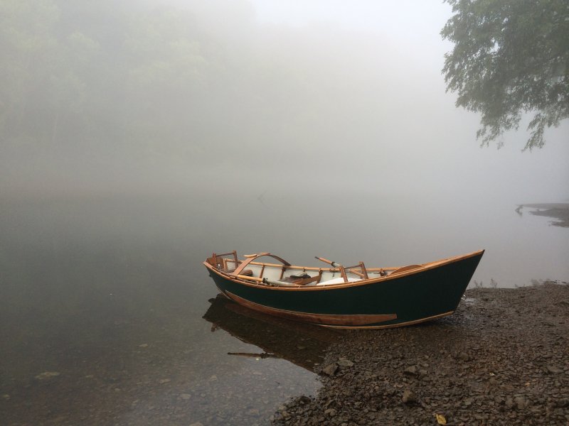Деревянная лодка в тумане