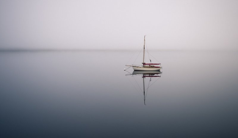 Одинокая яхта