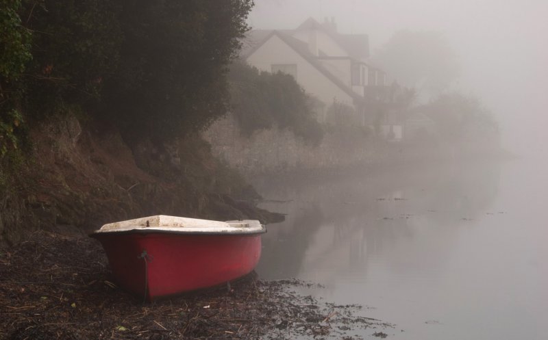 Лодка плывет в тумане