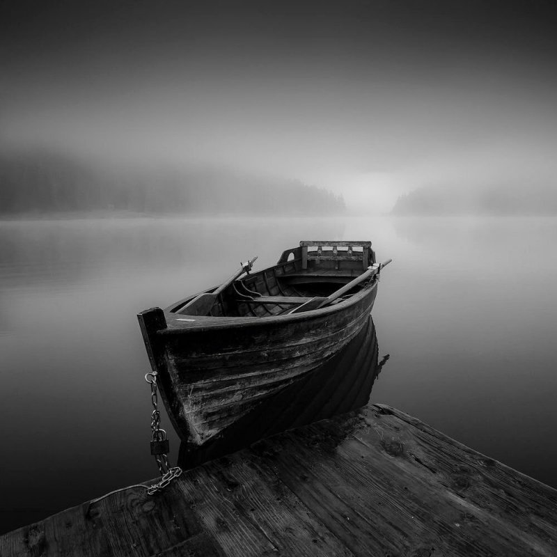Одинокая лодка в море