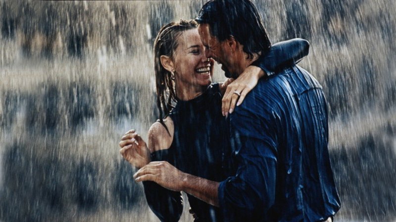 Пара танцует в дождь