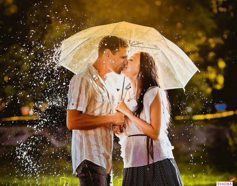 Влюбленная пара под зонтиком
