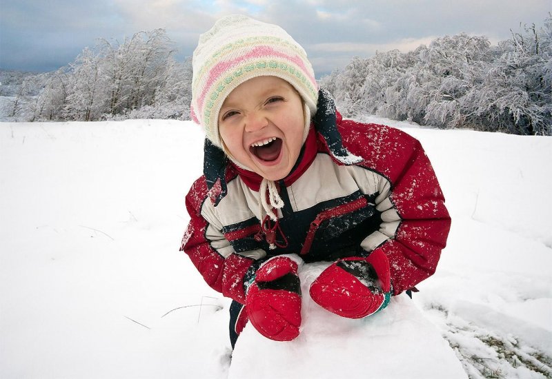 Счастливые дети в снегу