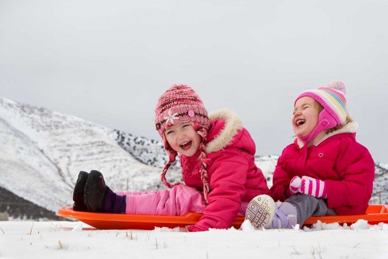 Дети веселятся в снегу