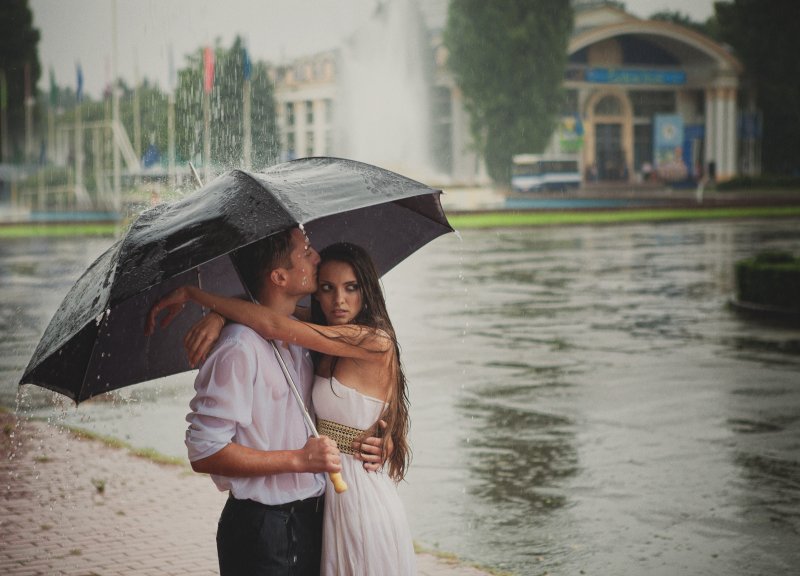 Влюбленные целуются под дождем