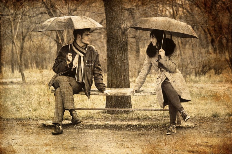 Двое танцуют под дождем