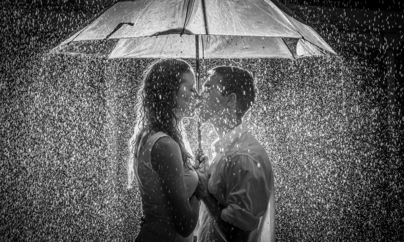 Пара гуляет под дождем