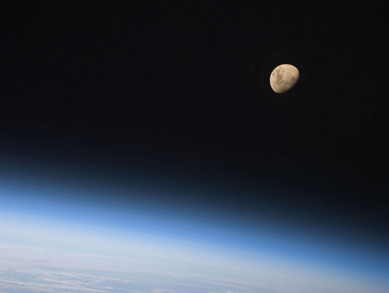 Планета земля со спутником Луна