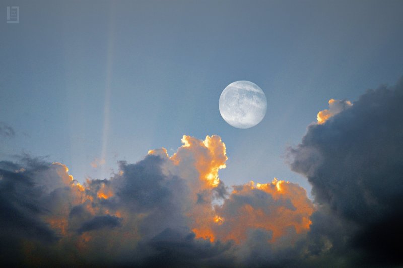 Солнце и Луна на небе