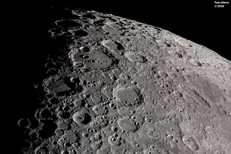 Поверхность с кратерами