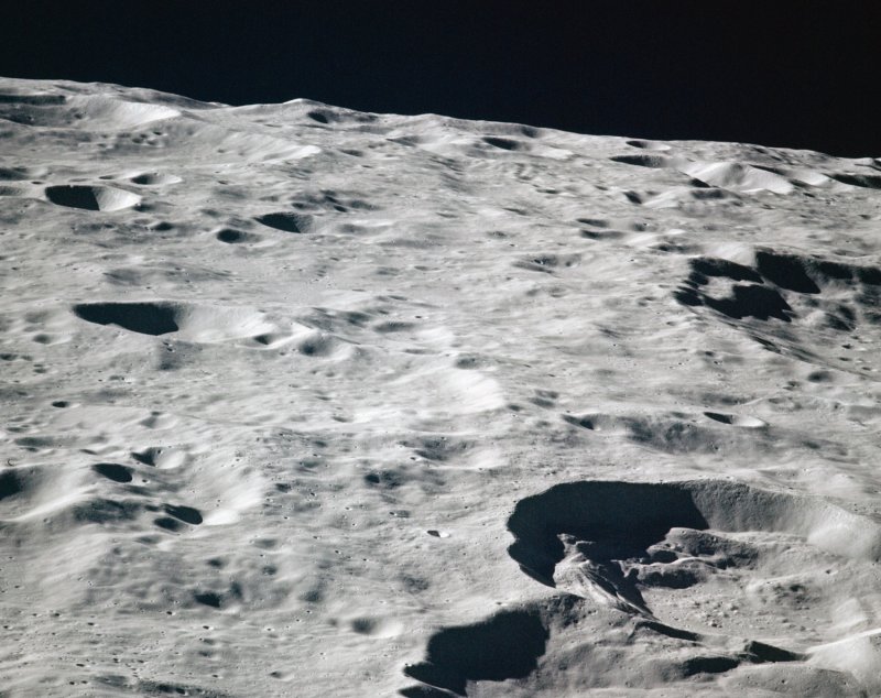 Панорама лунной поверхности