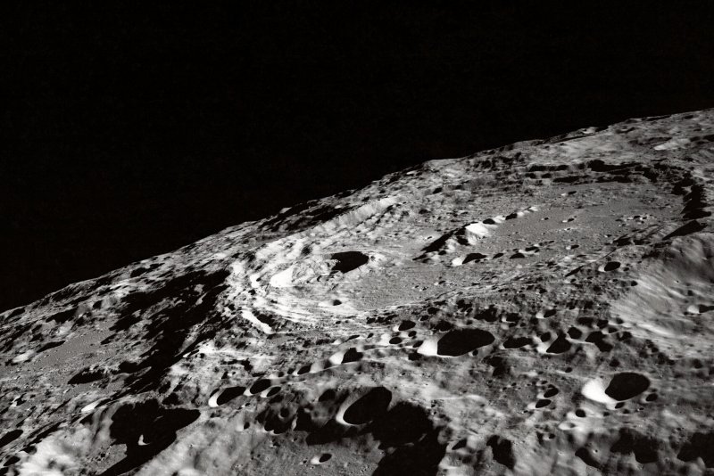 Поверхность Луны кратеры