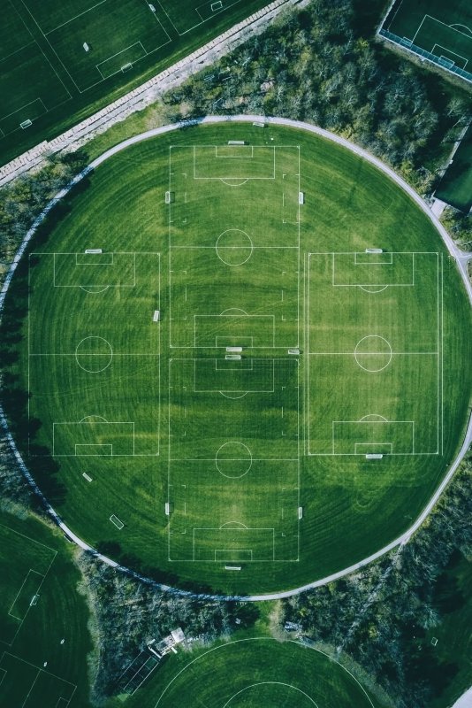 Футбольное поле с трибунами