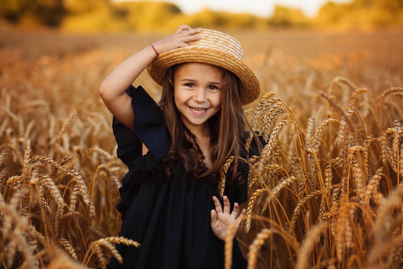 Фотосъёмка детская в пшеничном поле