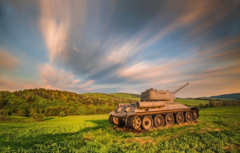 Т-34 85 танк на поле боя