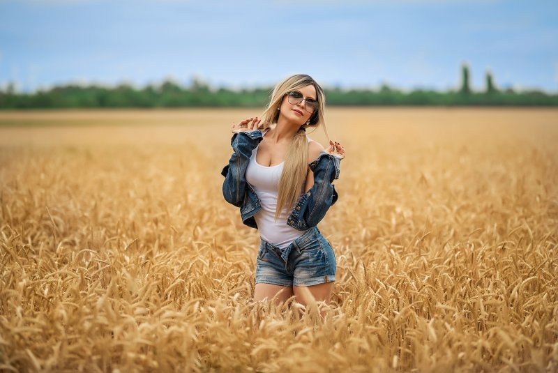 Блондинка в поле
