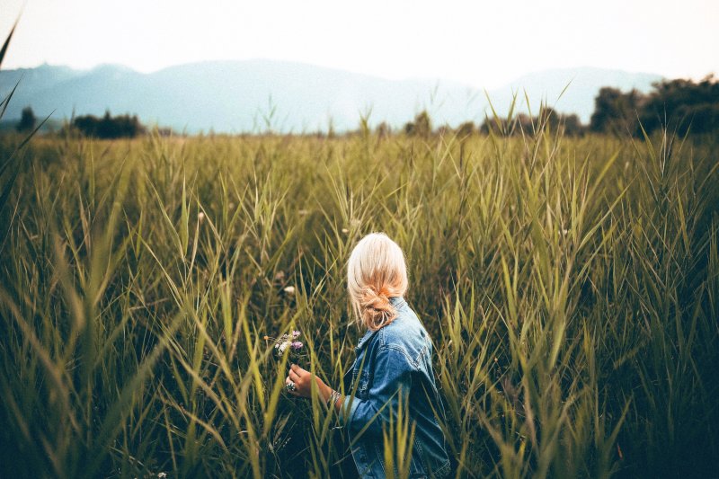 Фотосессия девушка с короткими волосами в поле