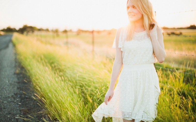 Девушка в белом платье в поле