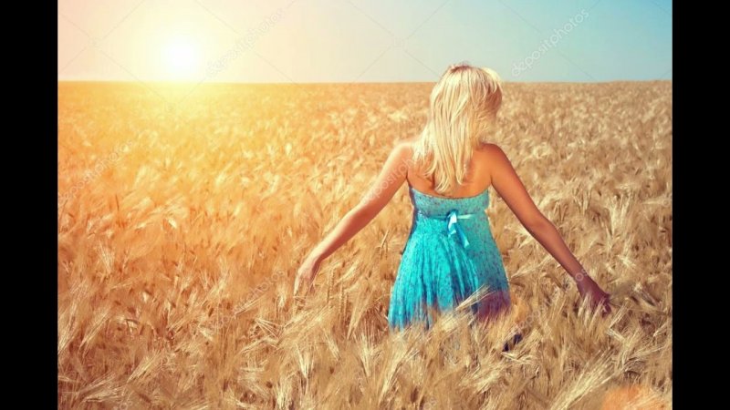 Светловолосая девушка в поле