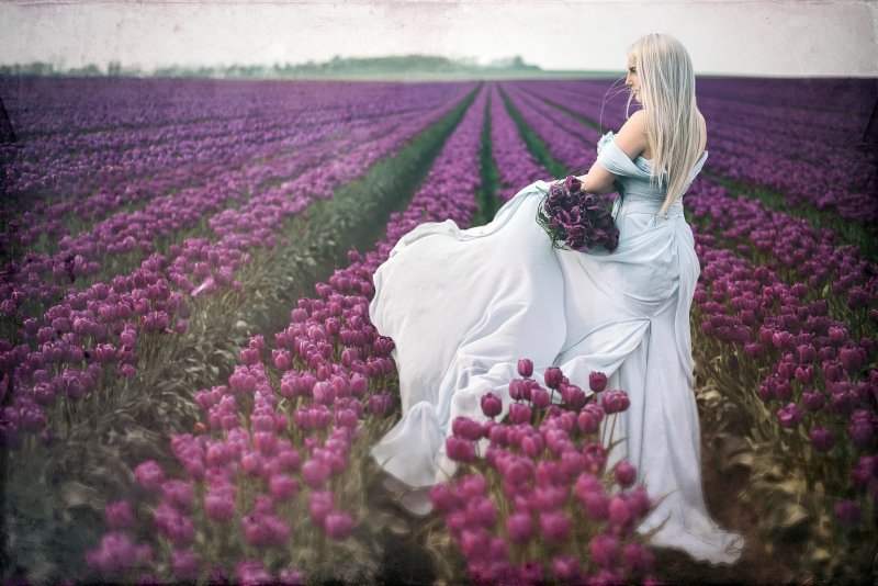 Блондинка в поле с цветами