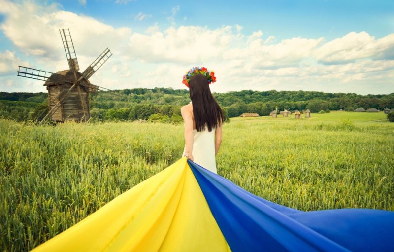 Украинская девушка в поле