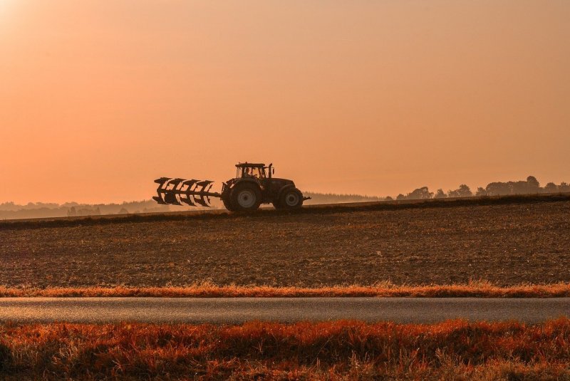 Трактор в поле на закате