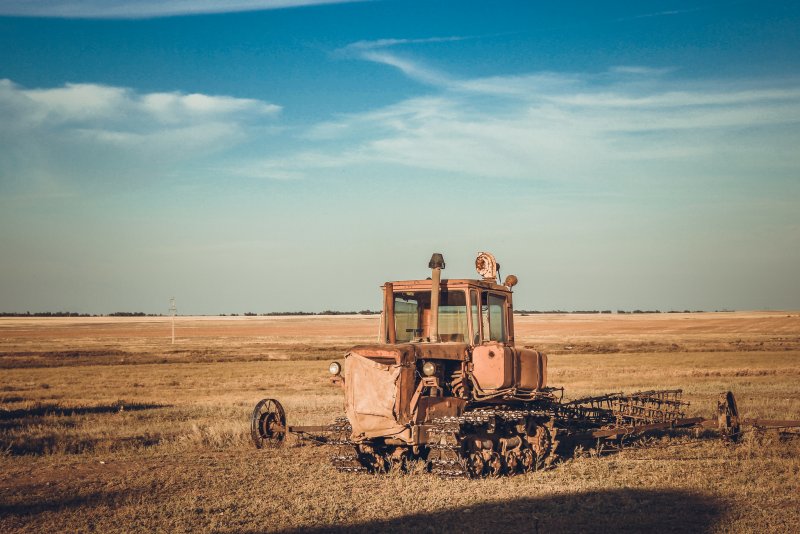 Трактор в поле