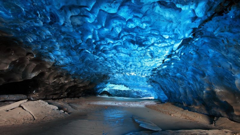 Ледяные пещеры Байкала