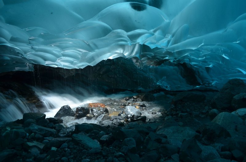 Пещера ледник в Швейцарии