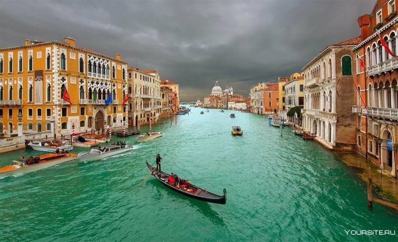 Узкие каналы Венеции