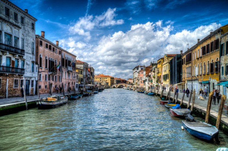 Венеция с домами каналами и гондолами