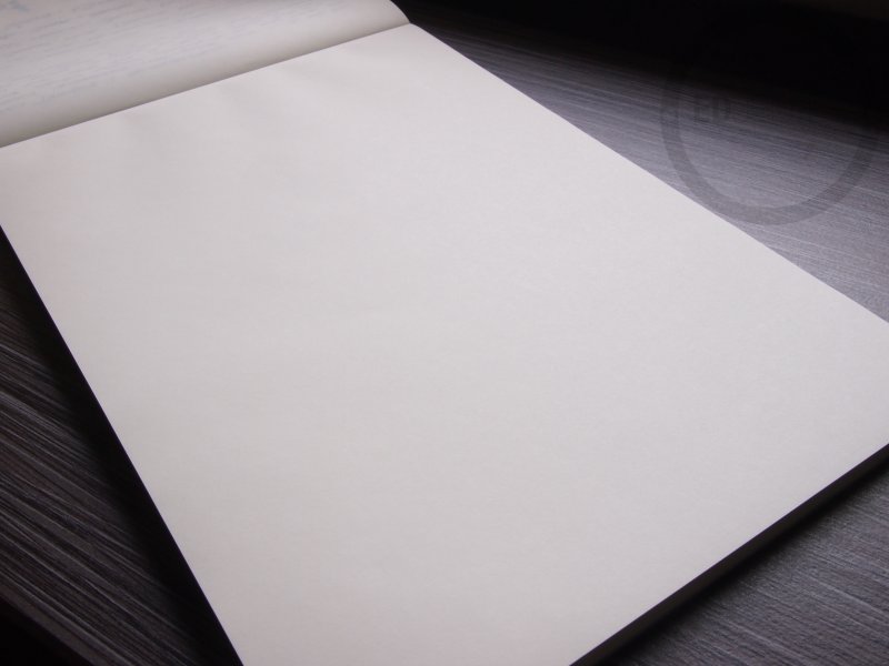 Лист бумаги на столе
