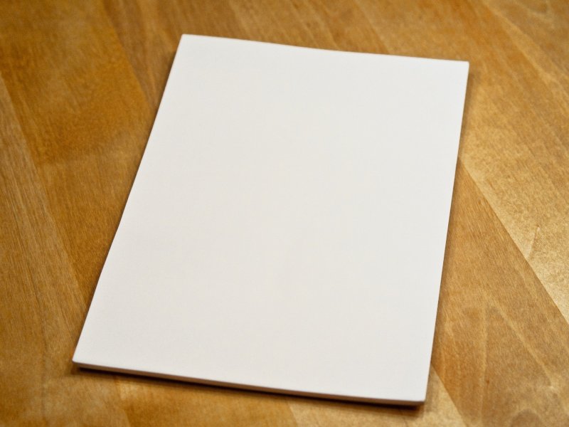 Белый лист бумаги на столе